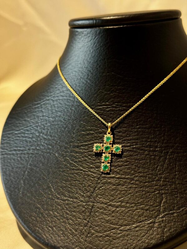Cruz Divina Éternelle – Oro 18K y Esmeraldas Colombianas